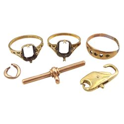 Collection of 9ct gold jewellery oddments, including ring settings and T-bar