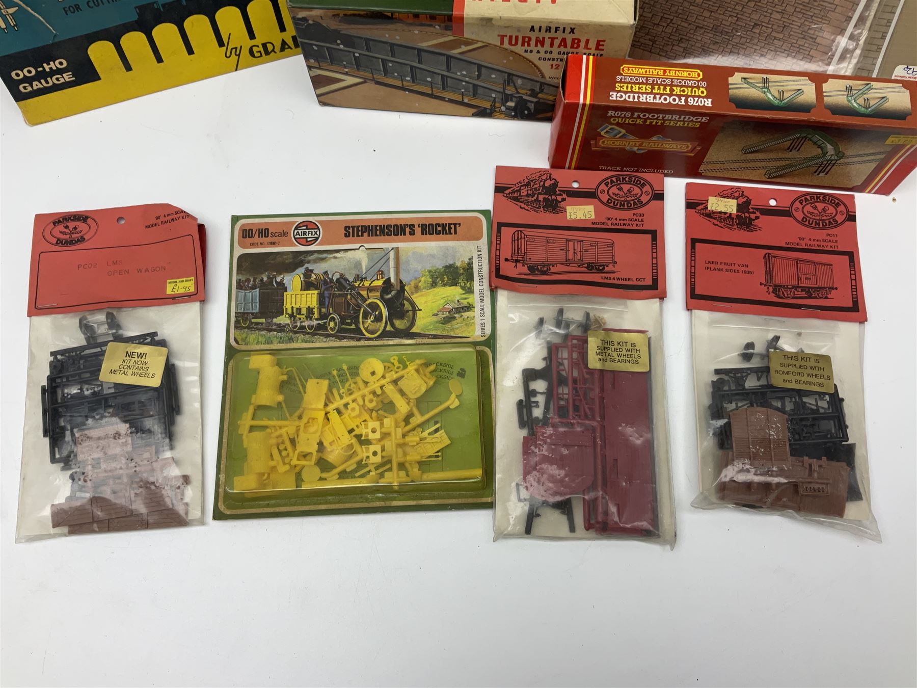 '00' gauge trackside accessories including Metcalfe kits for Platform, Goods Shed and Signal box, Superquick locomotive shed, Airfix kits for locomotive, wagons and buildings etc, Dapol Station Accessories and Turntable, six Parkside Dundas wagon kits, Hornby Footbridge etc; most boxed or packaged
