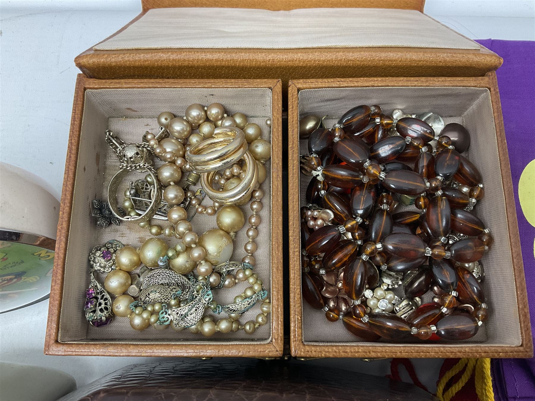 9ct gold agate brooch, gold ring, silver brooch, silver marcasite ladies manual wind wristwatch, collection of costume jewellery and a Smiths Timecal Noddy alarm clock etc 