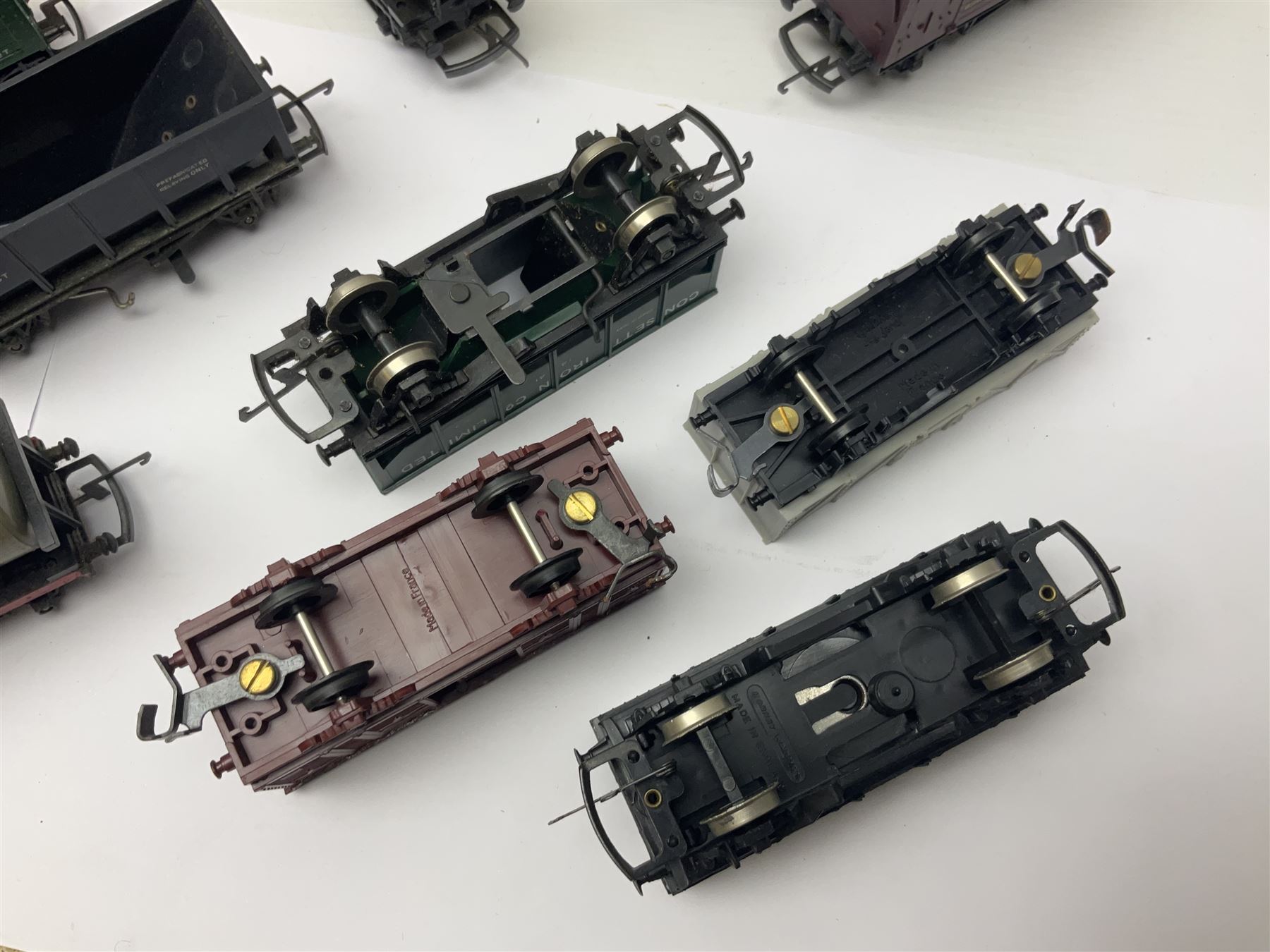 Various makers ‘00’ gauge - large quantity of rolling stock to include boxed Mainline, Graham Farish and Wrenn examples; loose examples to include Hornby, Tri-Ang, Joeuf etc 