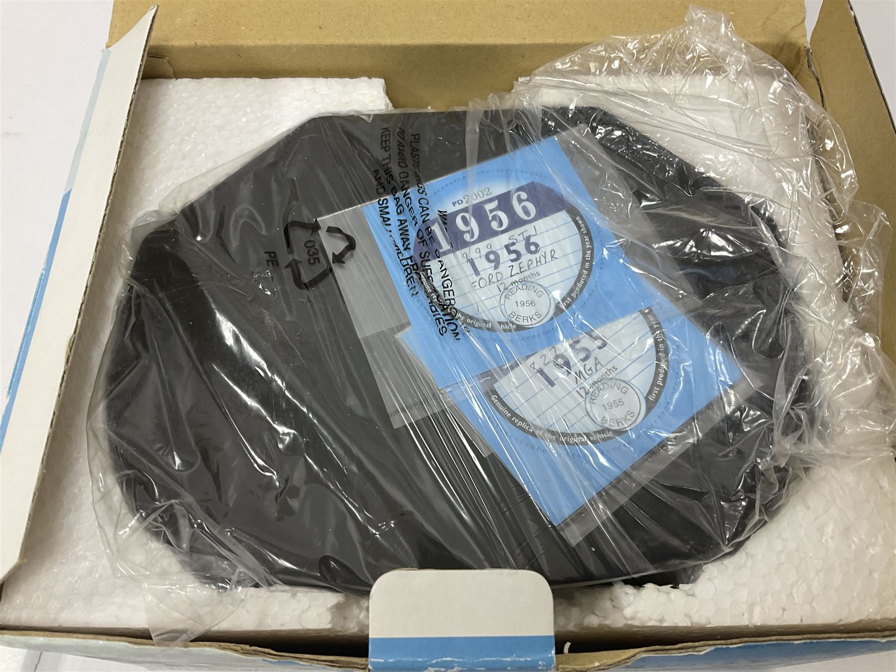 Lledo Vanguards - five 1:43 scale diorama sets comprising CD1002, PD1002, PD2002, RD 3002 and GD1002; with further Corgi 05508 Mini 7 racing club diorama set; all boxed (6)