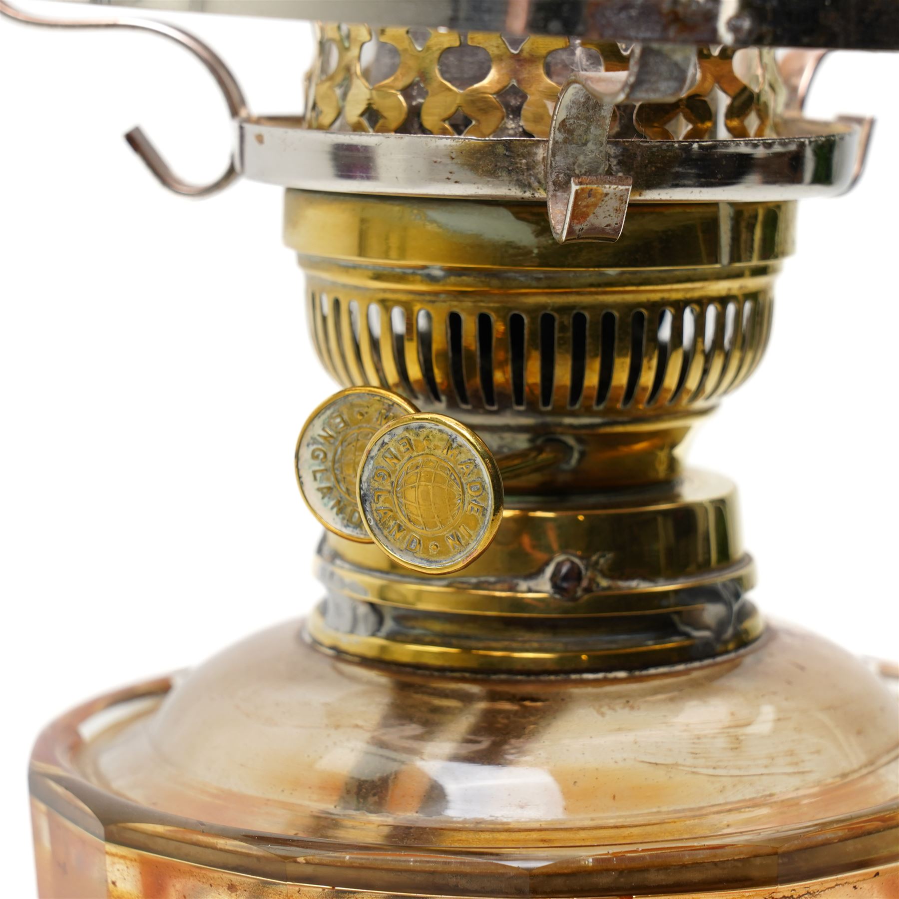 Victorian table oil lamp with cranberry glass shade, clear glass reservoir and brass column on circular base H58cm