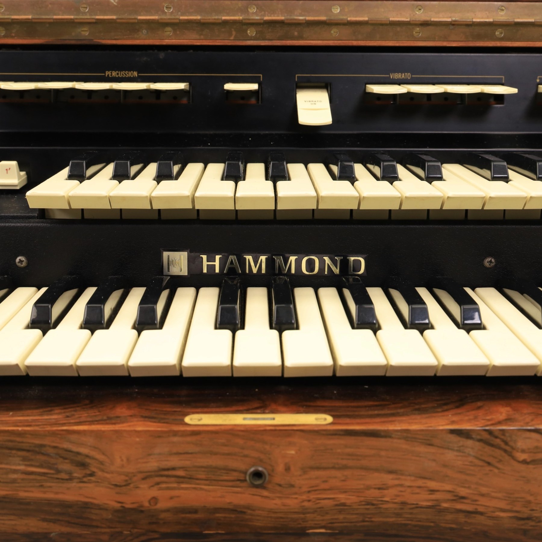 Hammond TTR 100 electric organ, with a palisander effect veneer, H94cm, W110cm