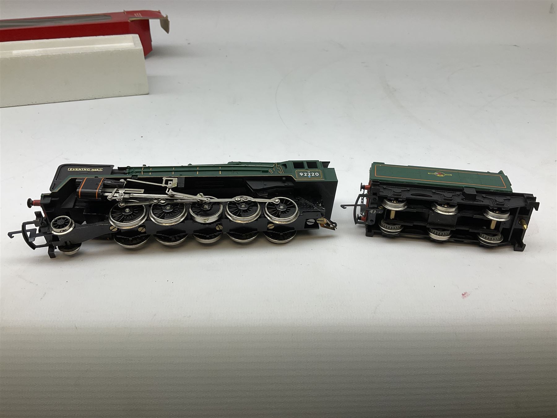 Hornby '00' gauge - Class 9F 2-10-0 locomotive 'Evening Star' No.92220; Class A3 4-6-2 locomotive 'Flying Scotsman' No.4472; and Class 37 Diesel Co-Co locomotive No.37130; all boxed (3)