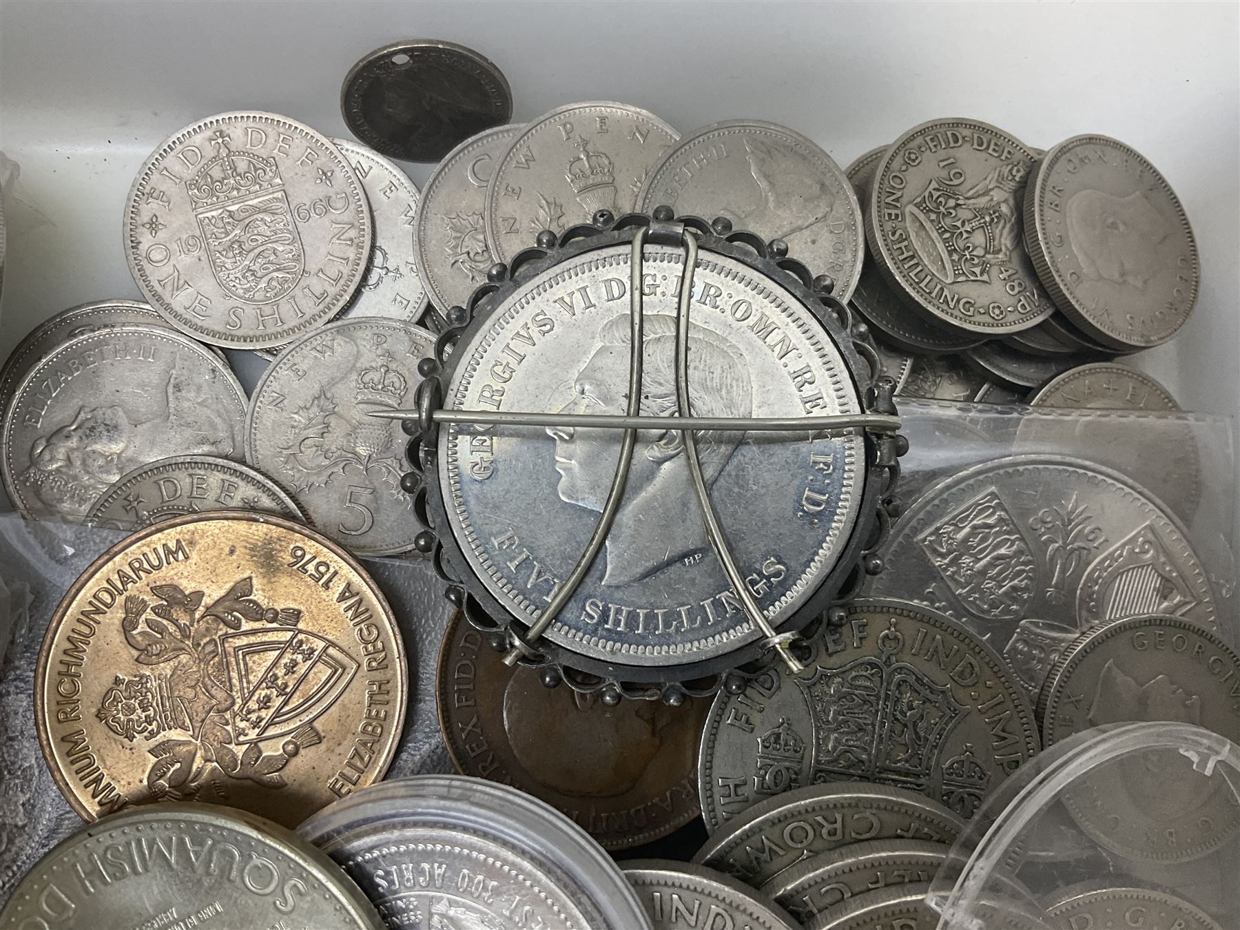 Great British and World coins, including halfcrowns, shillings, other pre-decimal coinage, The Royal Mint Great Britain and Northern Ireland 1972 coin set, commemorative crowns, various Irish coins etc