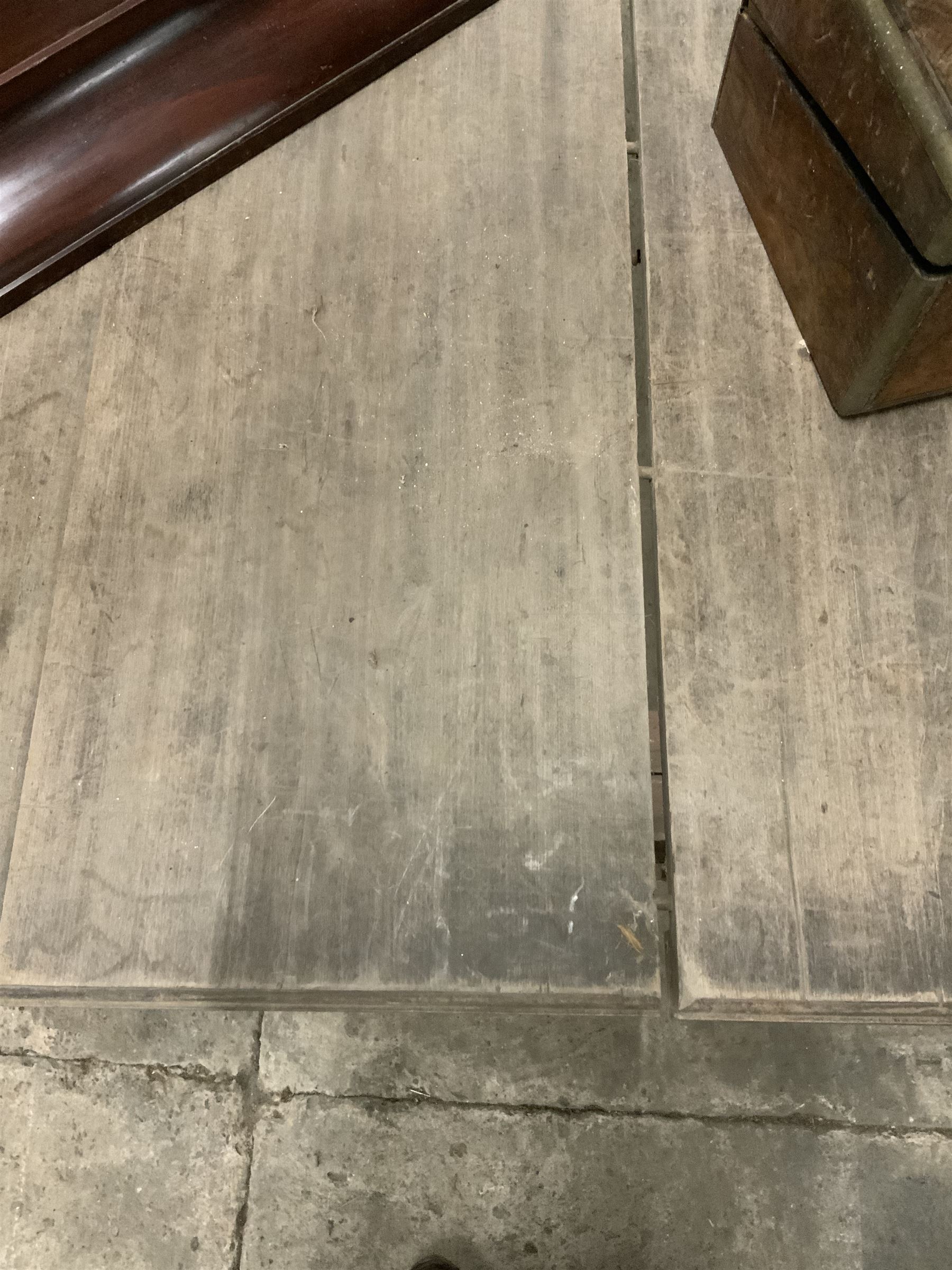 Edwardian walnut extending dining table, with winder - THIS LOT IS TO BE COLLECTED BY APPOINTMENT FROM THE OLD BUFFER DEPOT, MELBOURNE PLACE, SOWERBY, THIRSK, YO7 1QY