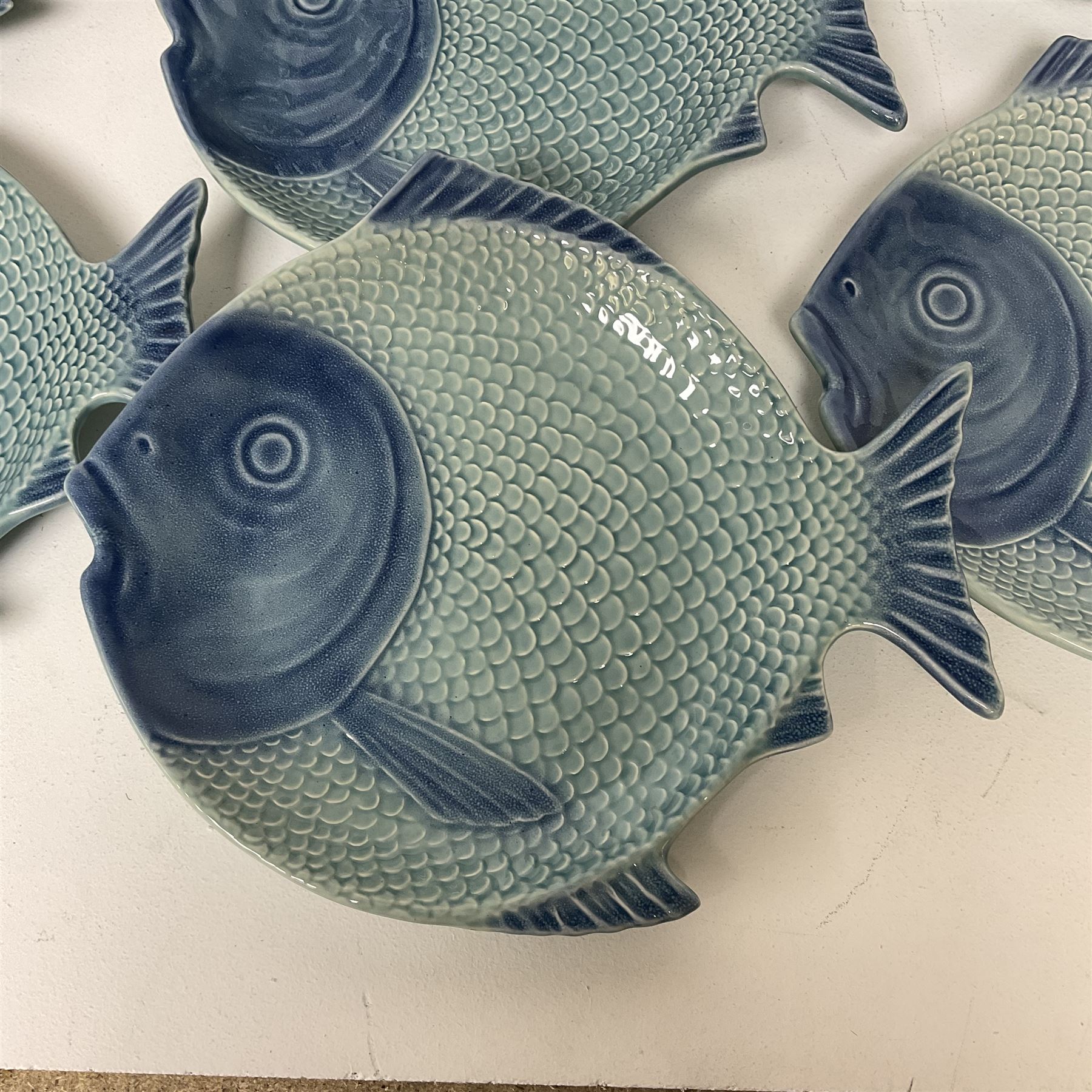 Set of five Olfaire blue fish plates, together with a further bowl and larger serving platter, largest W40cm