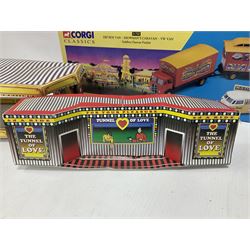 Corgi - various models both boxed and loose to include Dibnahs Choice 1 50 scale 80308, Classics 31702 and 97920, along with loose 1937 Rolls Royce 111 Sedance de Ville model, further mostly Showmans Range models and assembled fairground kits