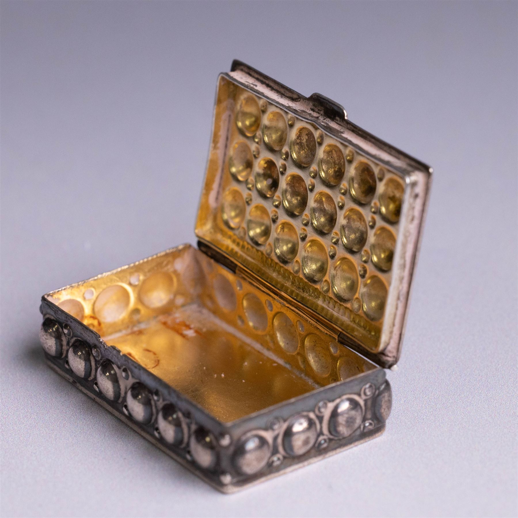 Modern silver snuff box, of rectangular form decorated in relief with bead decoration, with import marks for RR, London 1975, W4cm