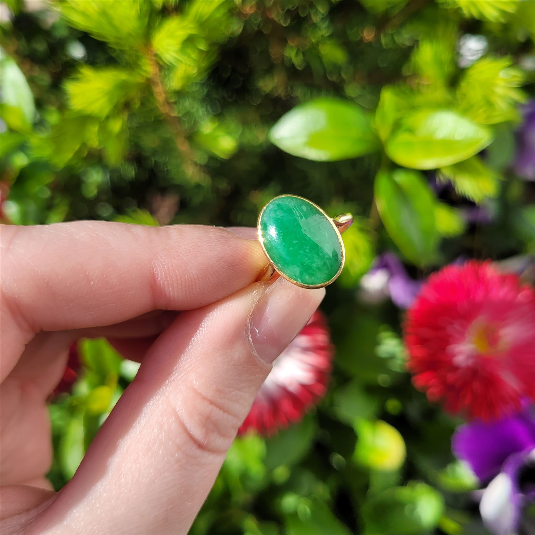 Early - mid 20th century gold jade ring, bezel set with a single oval cabochon jade of approx 4.10 carat, stamped 18ct