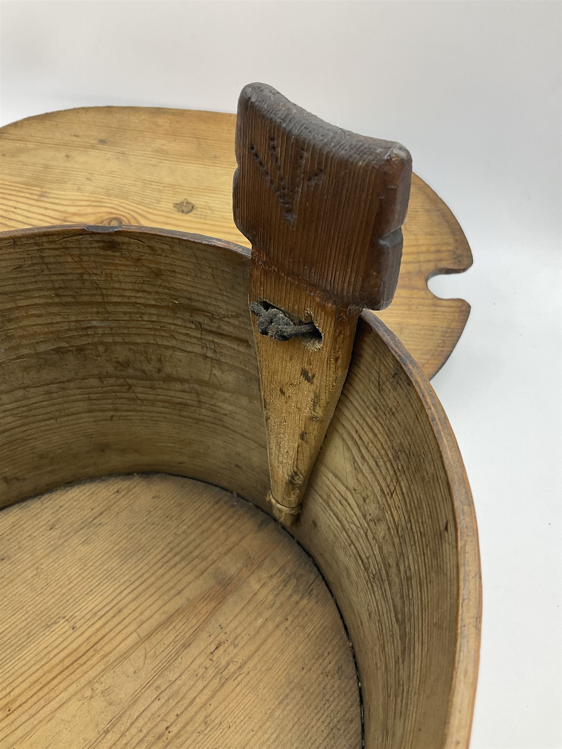 19th century Scandinavian Svepask / Tine box, the pine oval form body with notched posts and conforming lid decorated with Folk Art style pokerwork decoration and single carry handle, L38cm