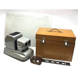 West German 3-D slide projector with dual CassarP Steinheit Munchen 1:2.8/80mm lens W39cm H28cm, in oak carrying case; together with Bell & Howell projection screen on folding stand, silvered reflection board and quantity of 3-D glasses etc