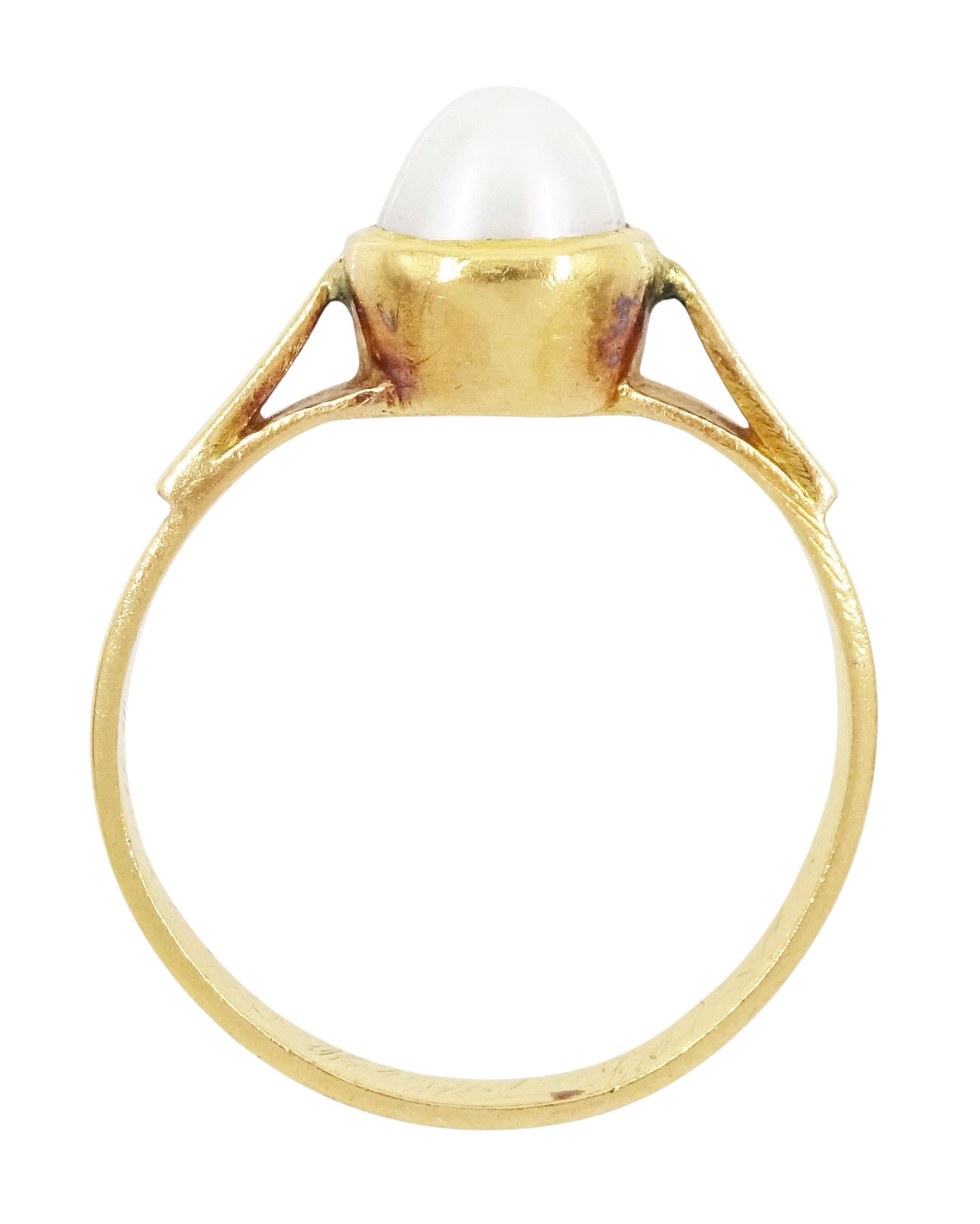 21ct gold pearl ring, single split cultured white pearl, bezel set