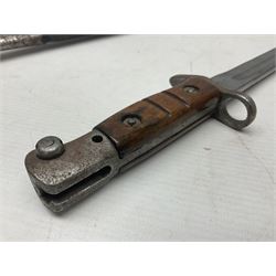 WW1 British 1907 pattern bayonet, the 43cm single edged fullered blade stamped to the ricasso with a crown GR cypher 1907 8 15 Sanderson, with various ordnance marks verso, two piece walnut grip, pommel stamped 1HLI 354; in steel mounted leather scabbard stamped 140 to the throat L57cm overall