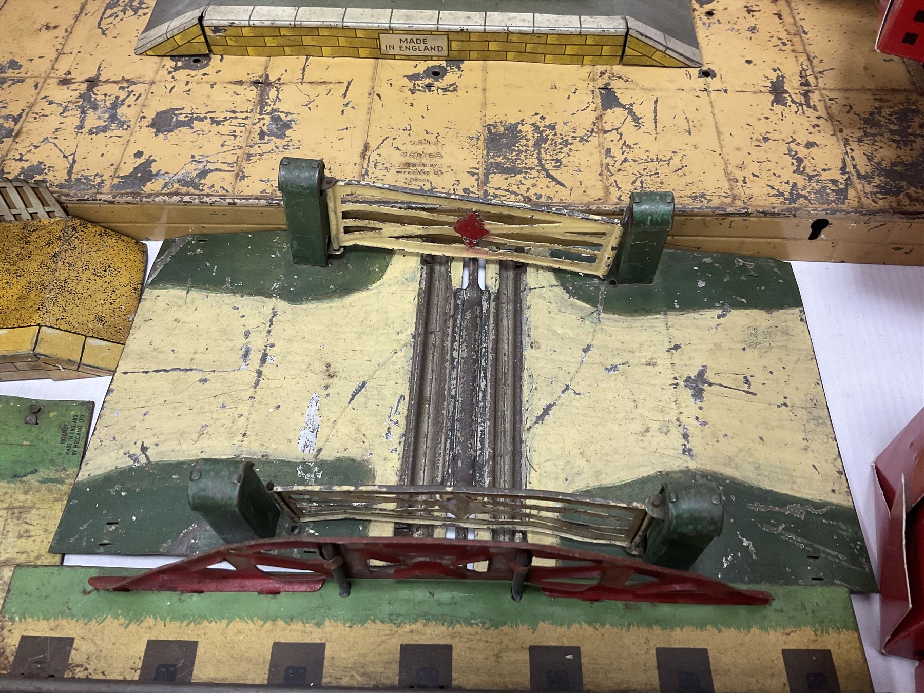 ‘0’ gauge - six boxed Hornby Hachette coaches comprising three Saloon Cars and three Dining Cars in original boxes; three loose ‘SNCF’ cars; three crossings, two Hornby/Meccano railway stations, one bridge and a water tank; two further Mettoy Railways ‘Railway Bridge’ in original boxes (17)