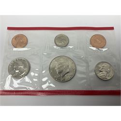 United States of America coinage, including 1876S half dollar (holed), various quarter dollars, 1986 one ounce fine silver dollar, 1988 uncirculated coin set etc