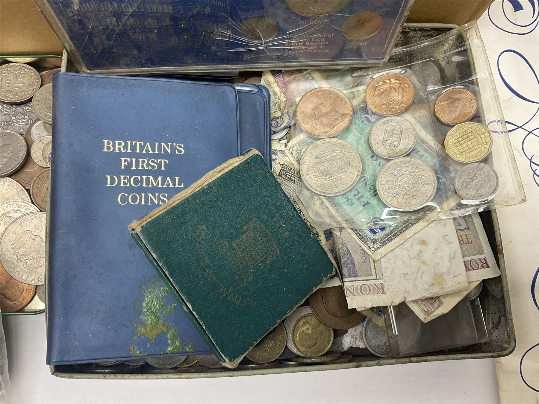 Great British and World coins, including a small number of pre 1920 silver coins, pre-decimal pennies, commemorative crowns, various part filled 'The London Mint Office' commemorative coin folders, Britain's First Decimal Coins sets in blue folders, pre-Euro coinage, United States of America coins etc