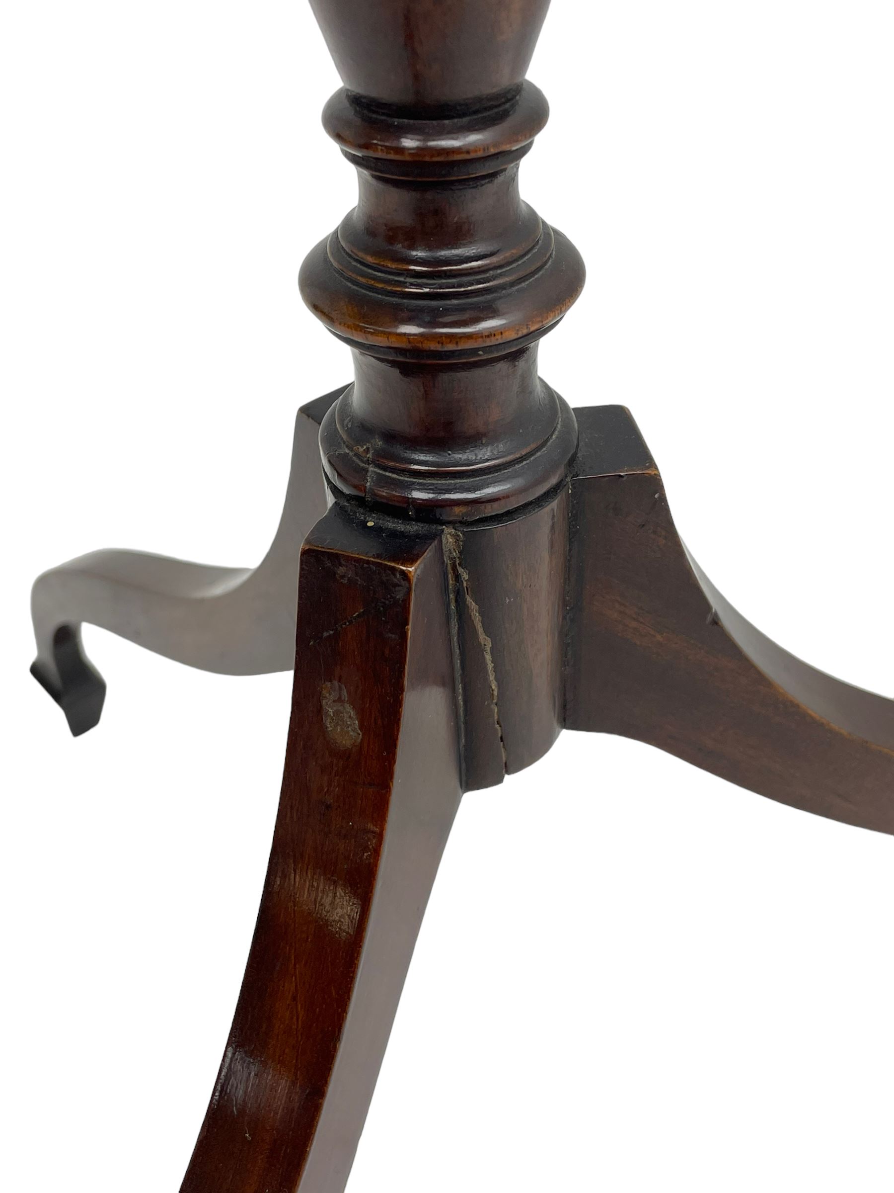 Fine Georgian design mahogany pedestal table, hexagonal top with reeded moulded edge, raised on a slim turned vasiform column with splayed tripod base and spade feet