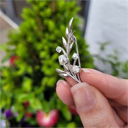 18ct white gold diamond flower brooch, set with a principal old cut diamond of approx 1.00 carat, surrounded by three further old cut diamonds, total diamond weight approx 1.75 carat