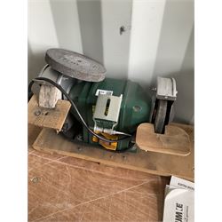 Record RPBG6 and Draper GWD205A Wet and dry bench sharper - THIS LOT IS TO BE COLLECTED BY APPOINTMENT FROM DUGGLEBY STORAGE, GREAT HILL, EASTFIELD, SCARBOROUGH, YO11 3TX