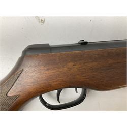 Gamo Magnum 2000 .22 air rifle with break barrel action and trigger guard safety, serial no.2106207 L109cm; in gun sling