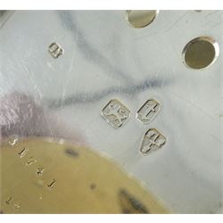 Victorian silver centre seconds key wound chronograph pocket watch No. 31741, white enamel dial with Roman numerals, outer seconds track numbered 25-300, case by Samuel Yeomans, Chester 1882