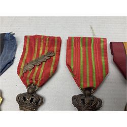 Five WW1 Belgian medals - two Croix-De-Guerre, one with MID leaves, L'Union Fait La Force, Herinnerings 1914-18 Commemorative medal and Victory Medal; all with ribbons