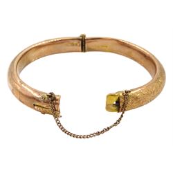 Edwardian 9ct rose gold hinged bangle, with bright cut decoration, Chester 1908