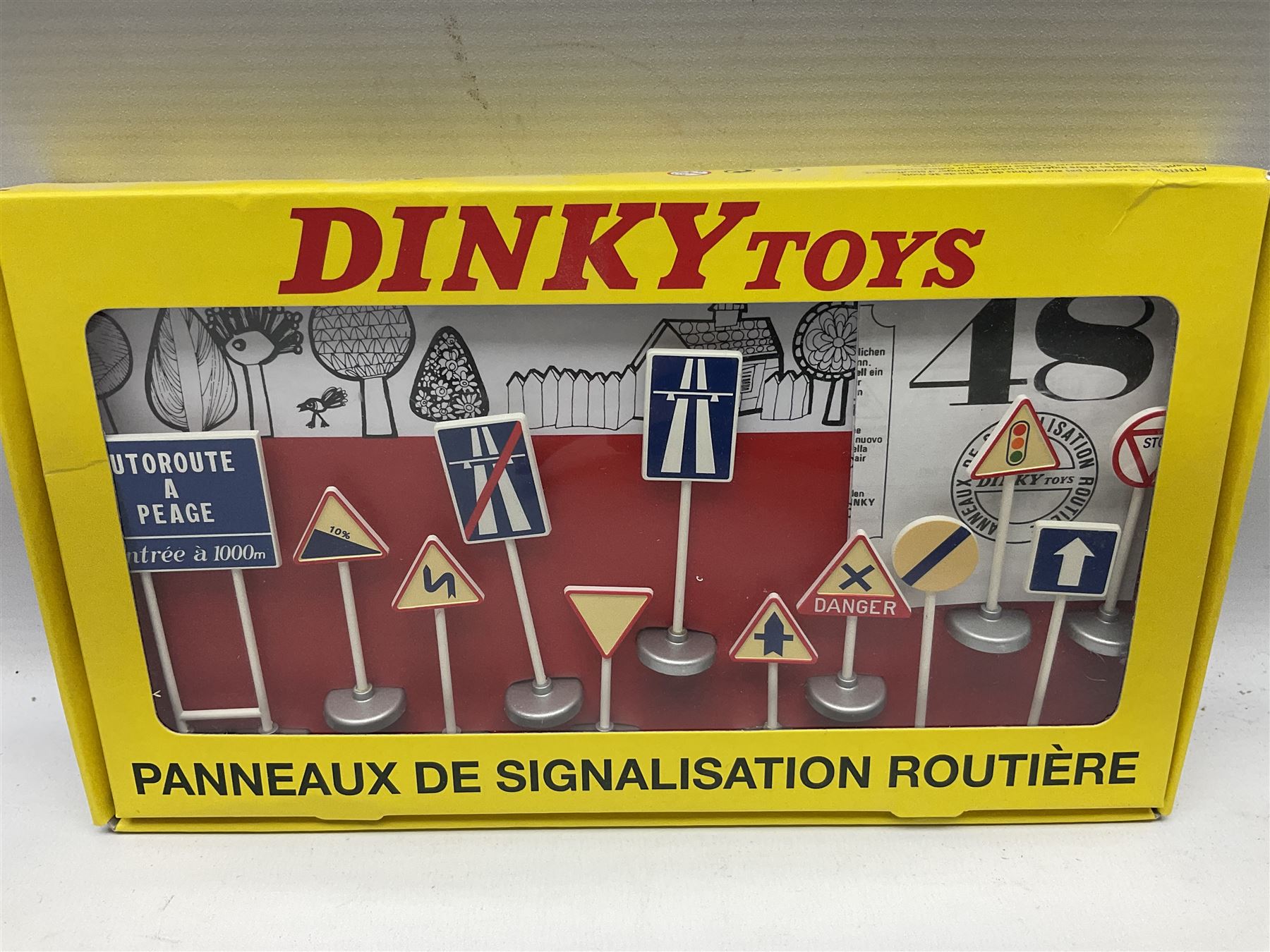 Ten Atlas Dinky die-cast models and accessories including, Bedford TK Tipper no. 435, Austin Wagon no. 412, two Miniatures, 25 O Camion Laiter, 'Panneaux De Signalisation Routiere' and others (10)