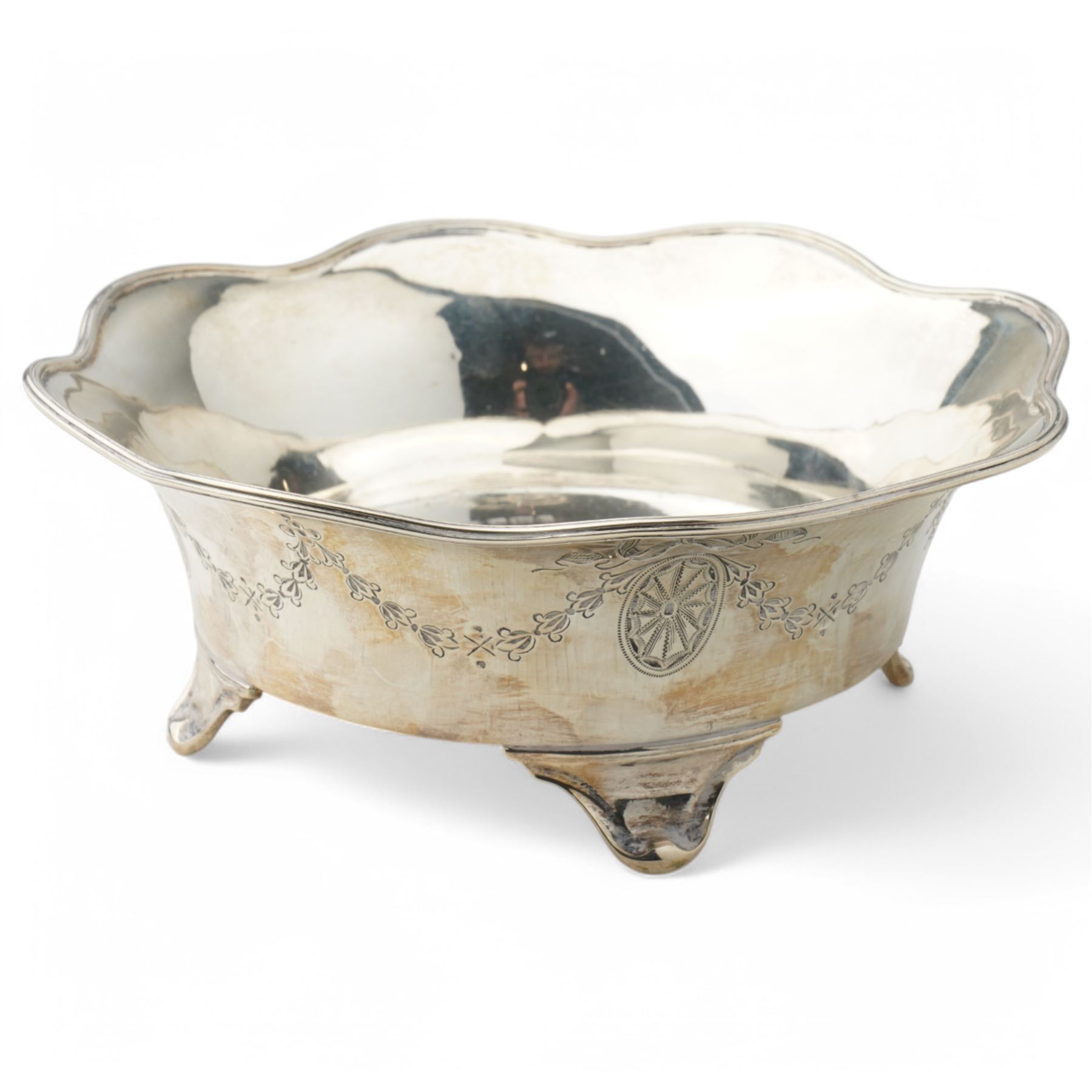 Silver bowl with scalloped edge and engraved decoration on four bracket shape feet D15cm Sheffield 1911 Maker Elkington & Co