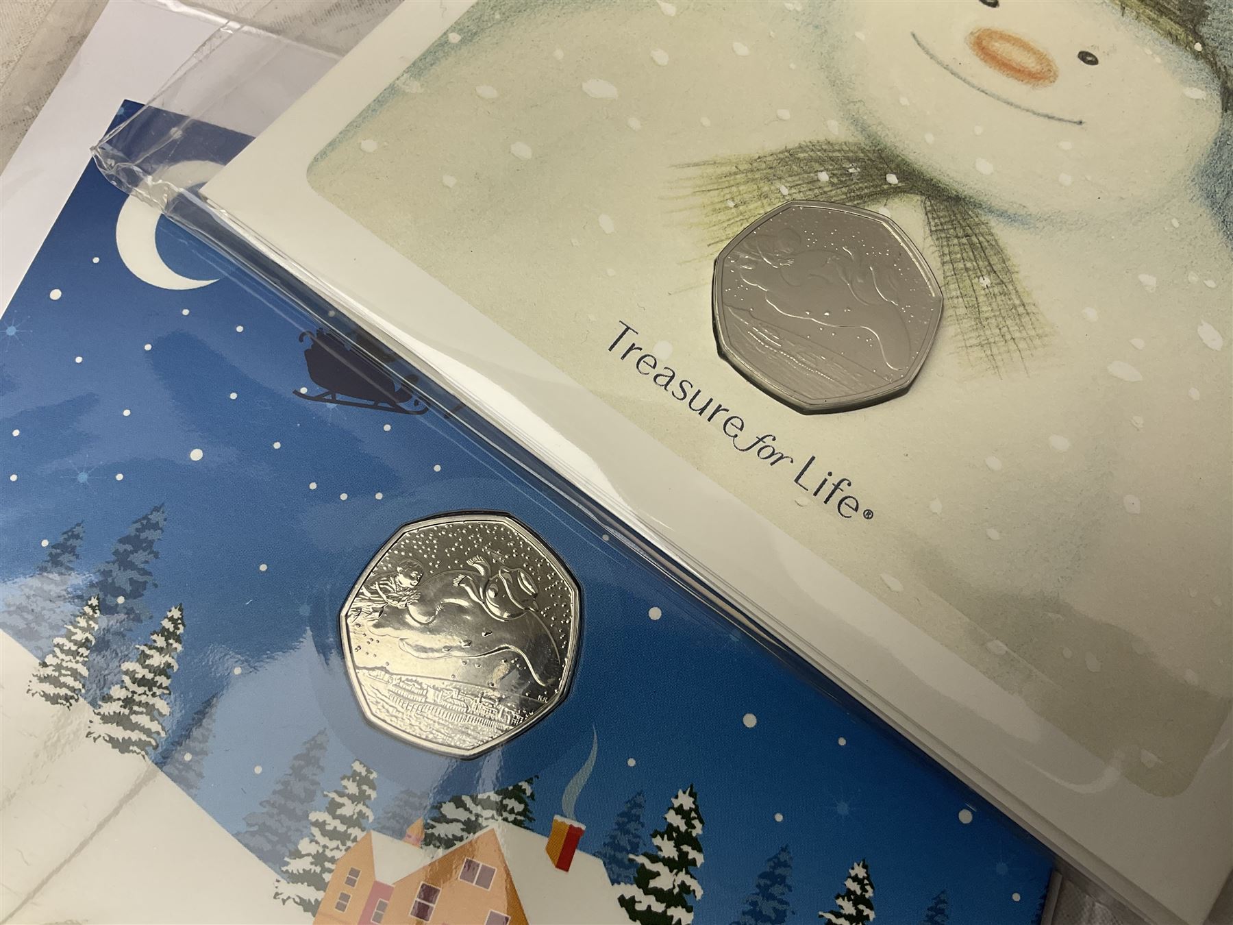 Great British and World coins, including two The Royal Mint Experience 2018 Sir Isaac Newton fifty pence coins on cards, commemorative crowns, Queen Elizabeth II 1999 five pounds, pre-decimal coinage, various Isle of Man fifty pence pieces etc