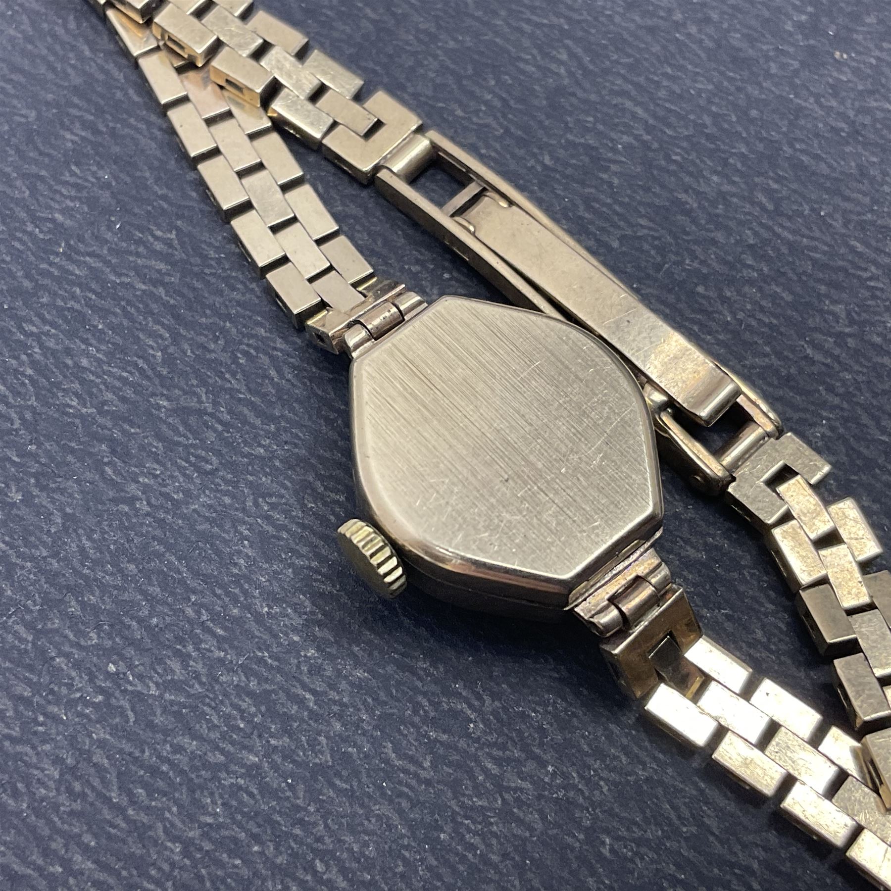 Roamer ladies 9ct gold manual wind wristwatch, on 9ct gold bracelet