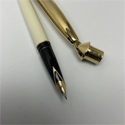 A limited edition Royal Doulton Sheaffer desk set, 1584/5000, with 14K gold nib pen, L21cm. 