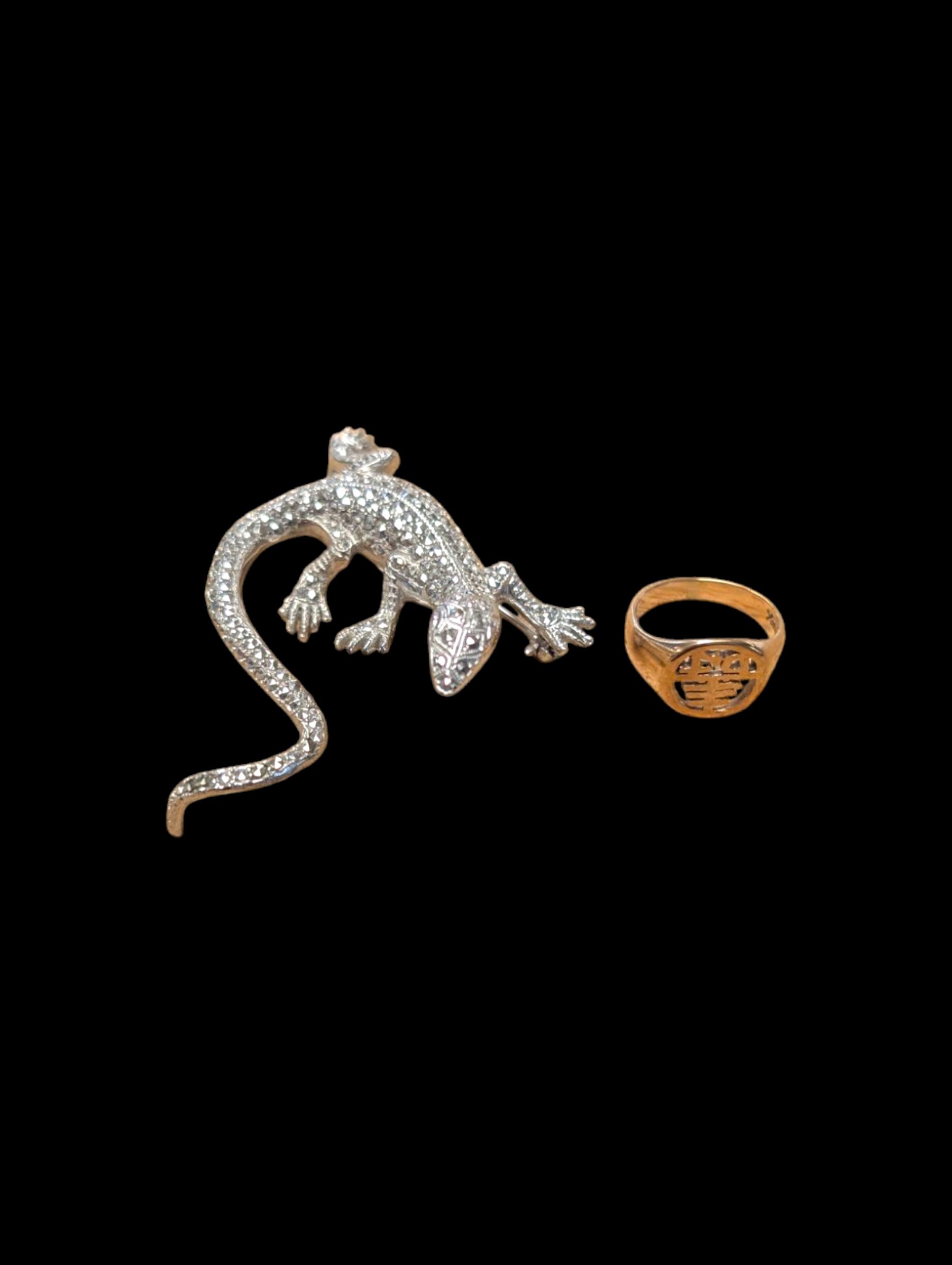 Chinese 9ct gold signet ring, together with a silver lizard brooch