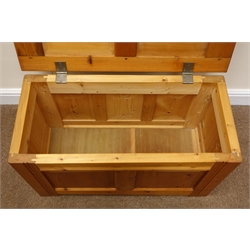  Small pine blanket box, hinged lid, stile supports (W75cm, H44cm, D36cm) and an oak circular needle work top coffee table, cabriole legs, pad feet (D61cm, H44cm) (2)  