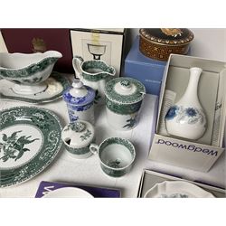 Spode Green Camilla pattern ceramics, together with a Wedgwood Etruscan Dance trinket box, Aynsley Mouse Trap figure, Coalport thatched cottage and a collection of other Wedgwood ceramics, some with boxes