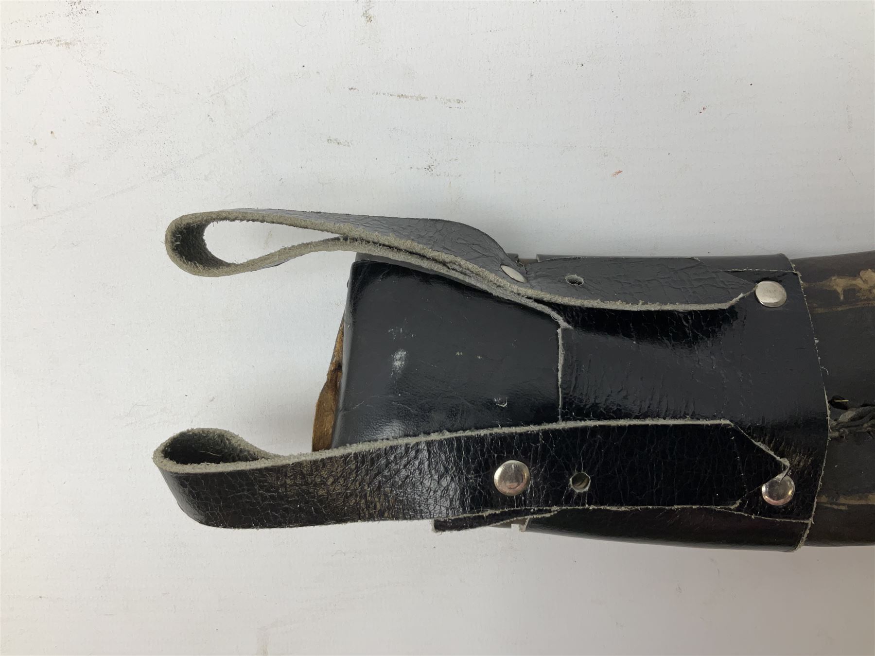 Post WW2 Gurkha kukri, in leather scabbard complete with two skinning knives, 42cm overall