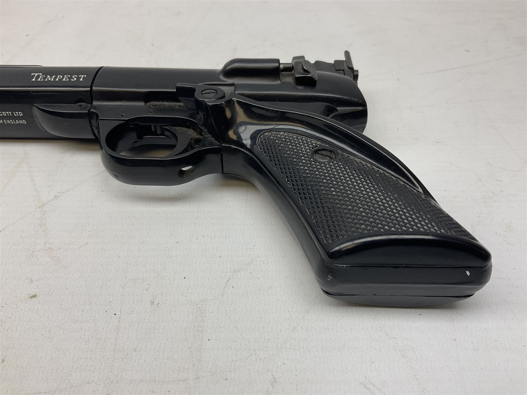 Webley Tempest .22 air pistol with top lever action L26cm; in original box with tin of pellets