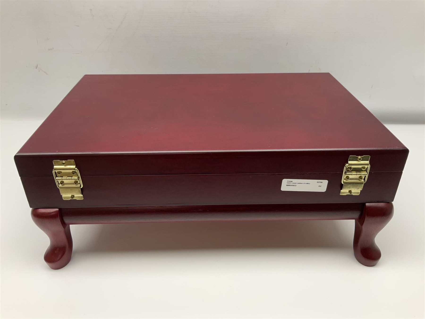 Viners Emassy canteen of Sheffield silver plated cutlery, 58 pieces, comprising eight table knives, dessert knives, dessert spoons, teaspoons, table forks, dessert forks, soup spoons, and two table spoons, housed in case with hinged lift up lid raised on four feet, L45cm