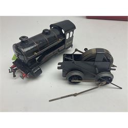 Hornby '0' gauge - No.501 clockwork 0-4-0 locomotive No.1842; boxed; No.501 Tender; boxed; No.101 clockwork 0-4-0 locomotive No.2270; and No.50 clockwork 0-4-0 locomotive No.60199 for spares or repair; boxed (4)