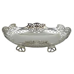 Silver oval basket with pierced decoration on four feet by Viner's Ltd, Sheffield 1938, approx 11.5oz