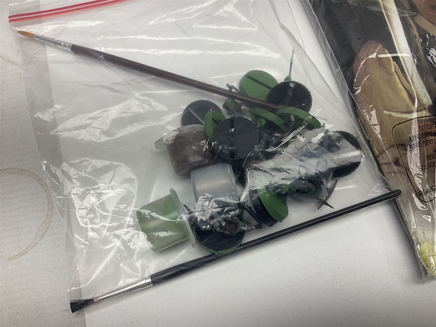 DeAgostini Lord of the Rings Battle Games in Middle-Earth magazines, issues 1 - 28 (lacking no.2), with models, all but one unopened, unbuilt and unpainted (27)