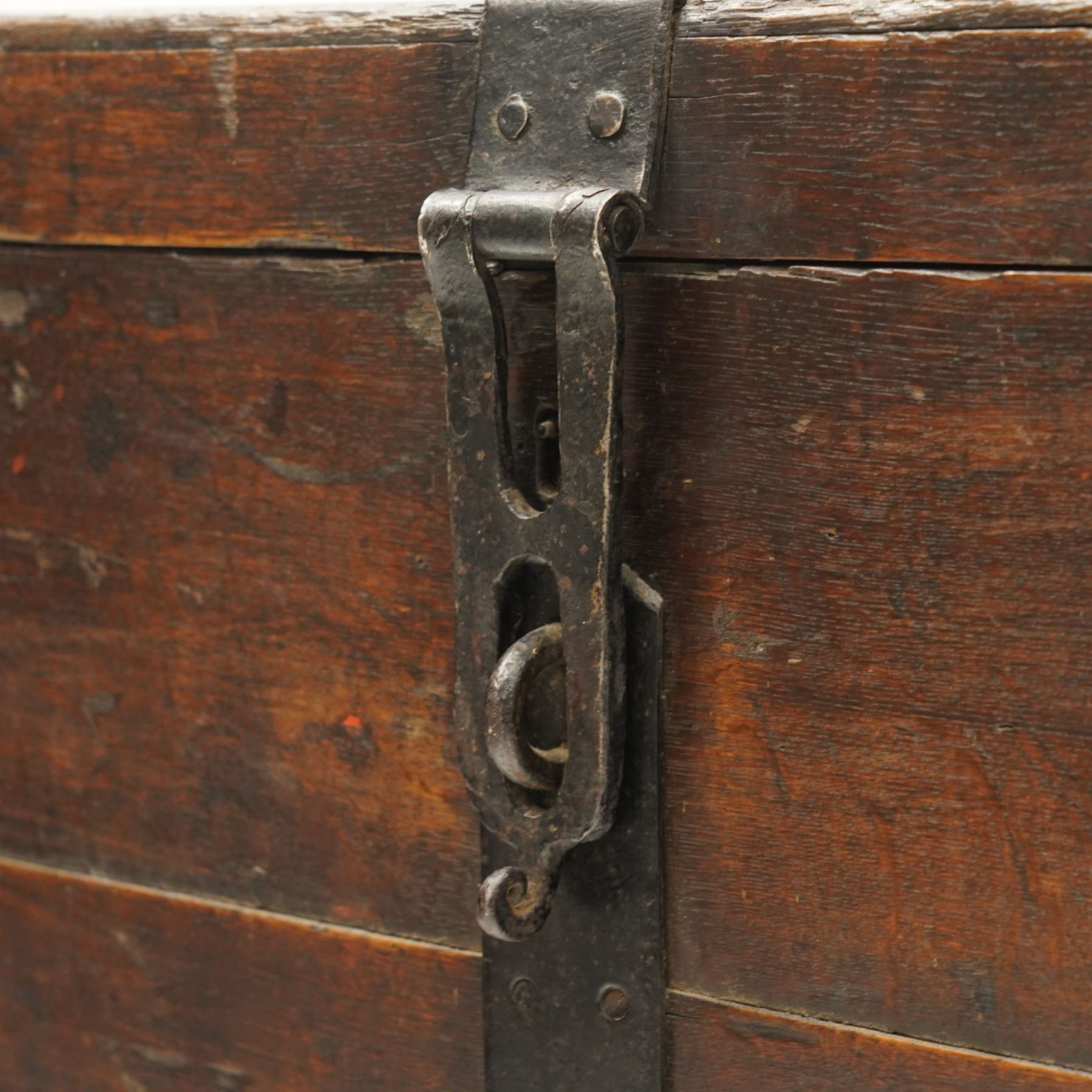 Early 19th century oak and wrought metal bound plate chest, the hinged lid with an engraved brass plaque inscribed Col H Saunderson No.2, enclosing a vacant interior, with metal carrying handles to the sides and pivoting clasp