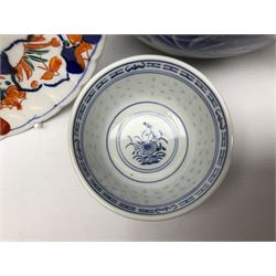 Pair of scalloped plates decorated in the Imari palette decorated with central circular motif of birds surrounded floral and scroll decoration, D22cm, together with a Chinese blue and white tea bowl and blue and white large lidded ginger jar 