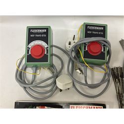 Fleischmann ‘N’ gauge - quantity of track, couplings, switches and accessories to include no.9481 Dump Car Unloader, two transformers and a mid 1980s Fleischmann catalogue 