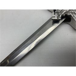 WW2 German Luftwaffe 2nd Pattern Officers dress dagger, with unmarked 25.5cm double edged steel blade, wire-bound pale orange/yellow celluloid grip, globular  pommel with oak leaves and traces of gilding, Luftwaffe eagle cross guard; in beaded scabbard with two suspension rings L43cm overall