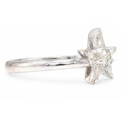 18ct white gold diamond star cluster ring, single round brilliant cut diamond, surrounded by five tapered baguette cut diamonds, stamped 750