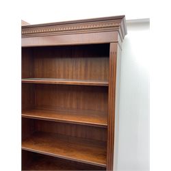 Georgian style 20th century mahogany corner bookcase in five sections, adjustable mahogany shelves