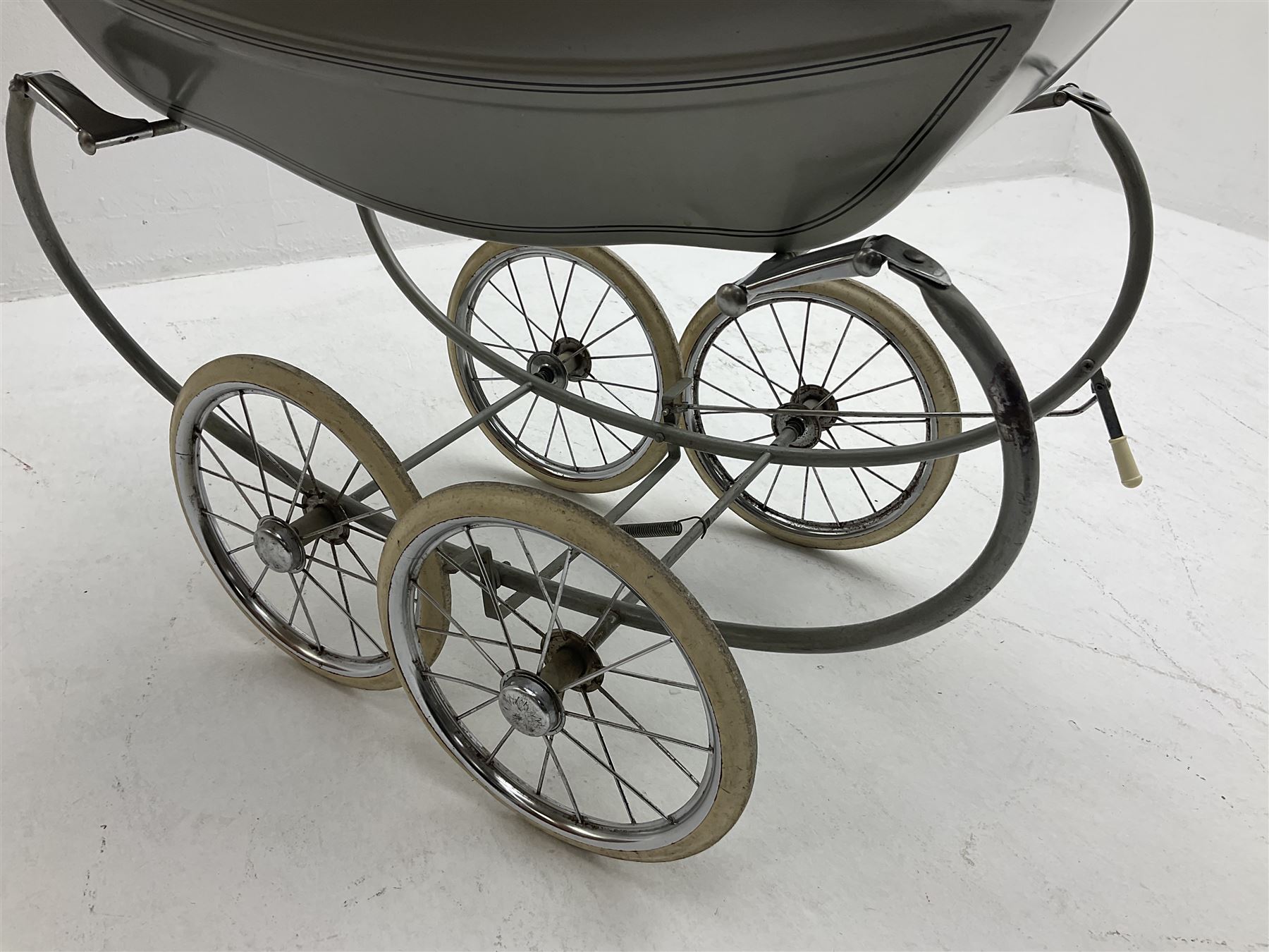 Silver Cross coach built doll s pram with green fold down hood and cover sprung tubular frame chrome and white handle four spoked wheels with brake mattress pillow and bedding L97cm Toys Models