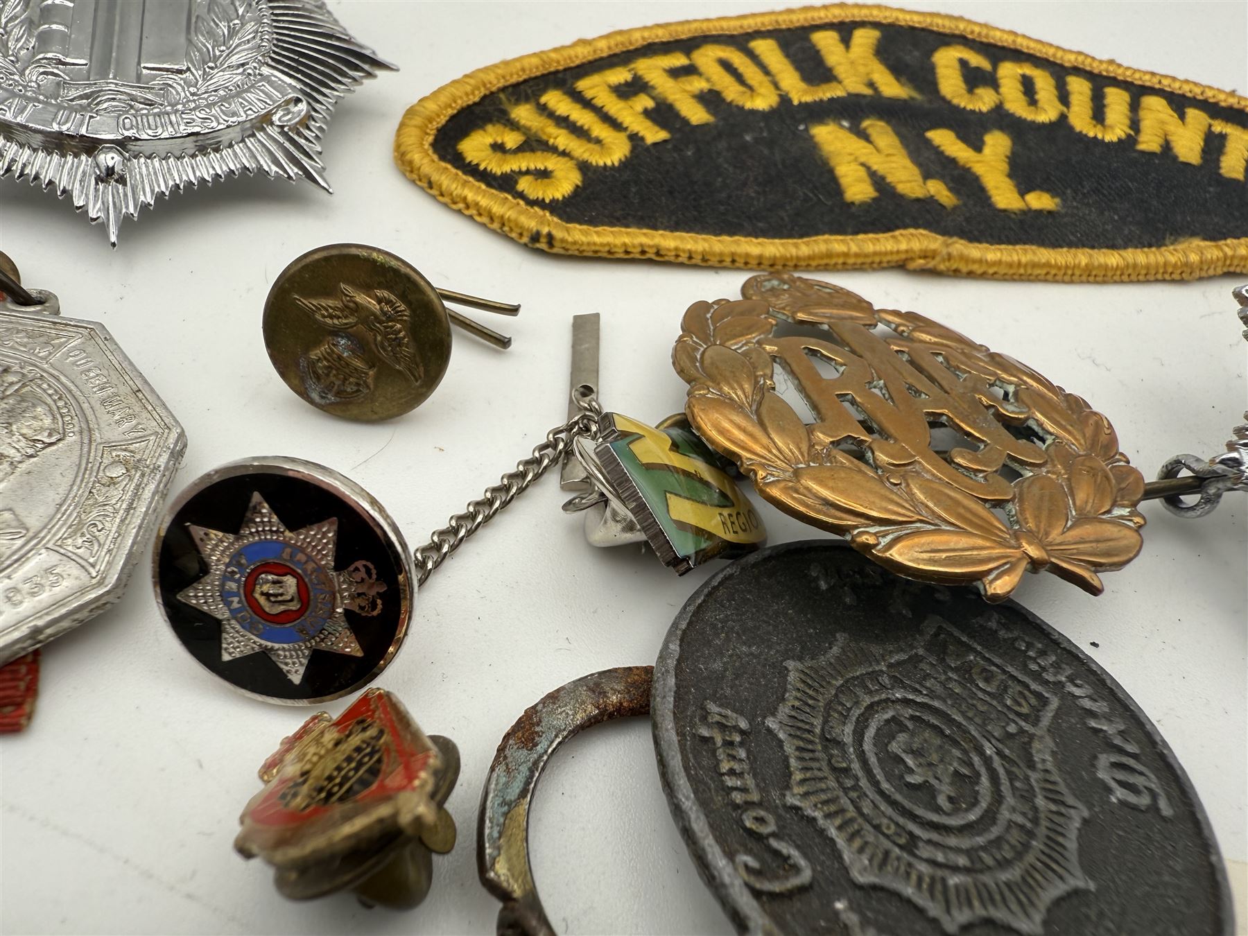 Collection of military and similar enamel badges, pin badges, cloth badges and brasses